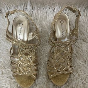 First sight size 7 gold shoes
